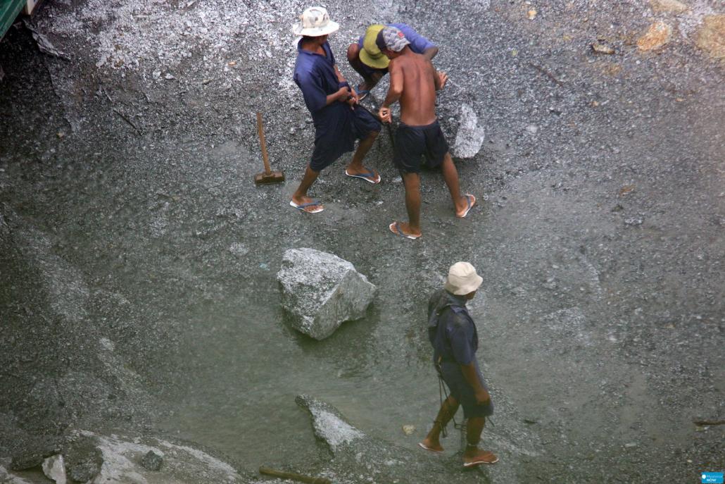 Myanmar_Now_Eng's tweet photo. Anti-junta forces target junta prison facilities
------------------
As Karenni groups attack Loikaw’s main prison, prison staff surrender seven labour camps to anti-junta fighters in Sagaing Region and northern Shan State

Read more: https://t.co/cZyfKfWEXy https://t.co/xfl3CYBEf9