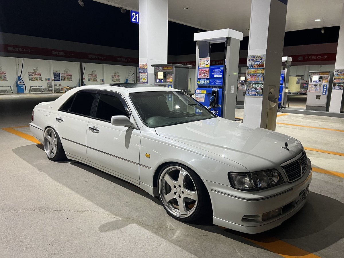 Lexus430VIP's tweet photo. 誰か買わない？？

33シーマ後期　【30TR】
3Lターボ
ガラスサンルーフ
マルチ　【ミラーリング済み】
モケットシート　【状態良好】
車高調

走行16万
一時抹消

ホイールは純正に変わります。
フロントリップは別の未塗装のやつがあるのでそれ渡します！ https://t.co/wDfovZmeSo