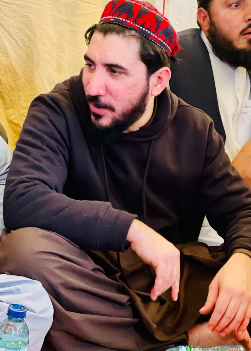 SafdarWazir19's tweet photo. پۀ کوم نامۀ دې وبولم پۀ کوم لقب دې یاد کړم
اې یــاره ، اې نــګاره ، اې صنمه ، اې جـــــــانانه

دروېش دُرانی.
#Redcapman
#ReleaseManzoorAhmadPashteen https://t.co/g6oD8hNJVg