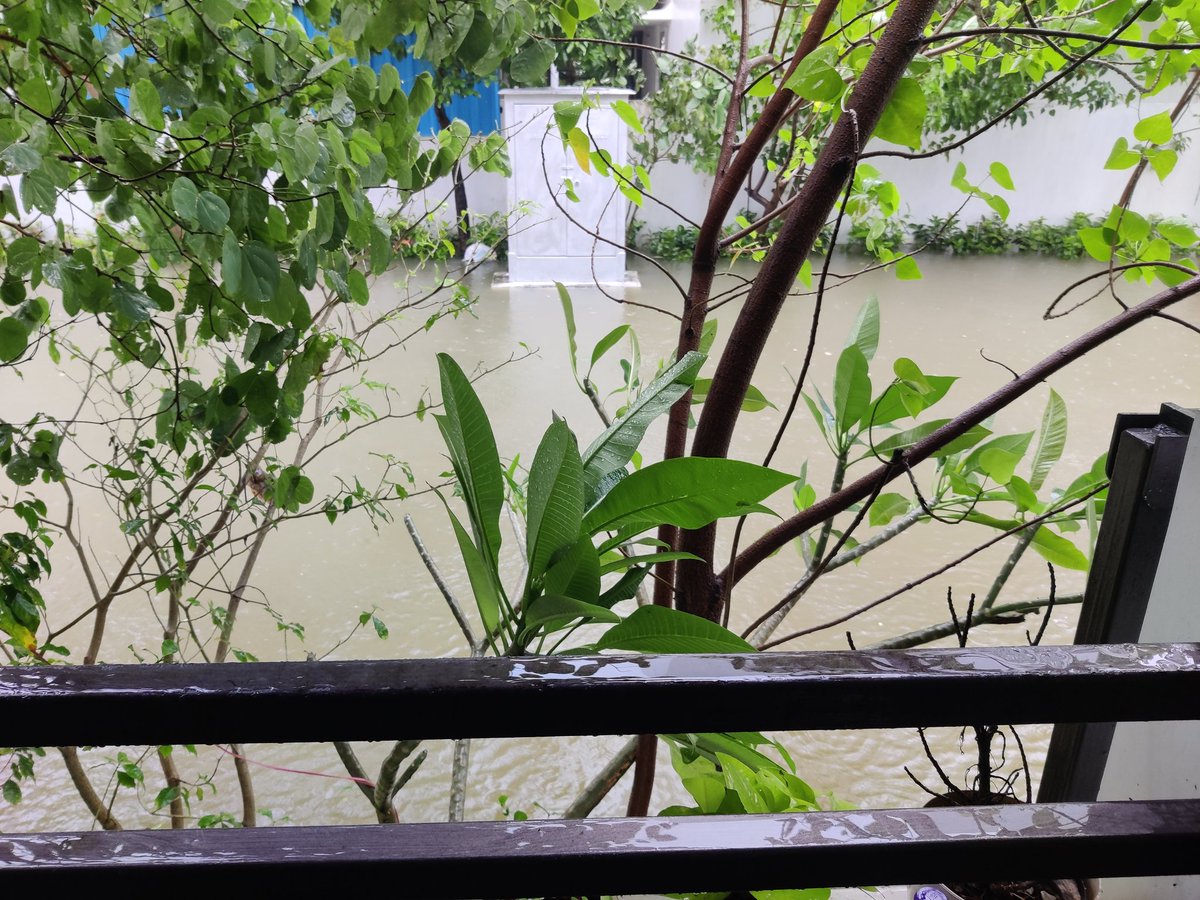 ganeshpara's tweet photo. This is Jones cassia , ottiyambakkam. It's still flooded and there is no water and power for more than a day. The rain water drain work they were doing for the last 1.5 years in karanai main road has been of no use and has created more problems than solving it. #ChennaiFloods https://t.co/zIoNOjP8Il