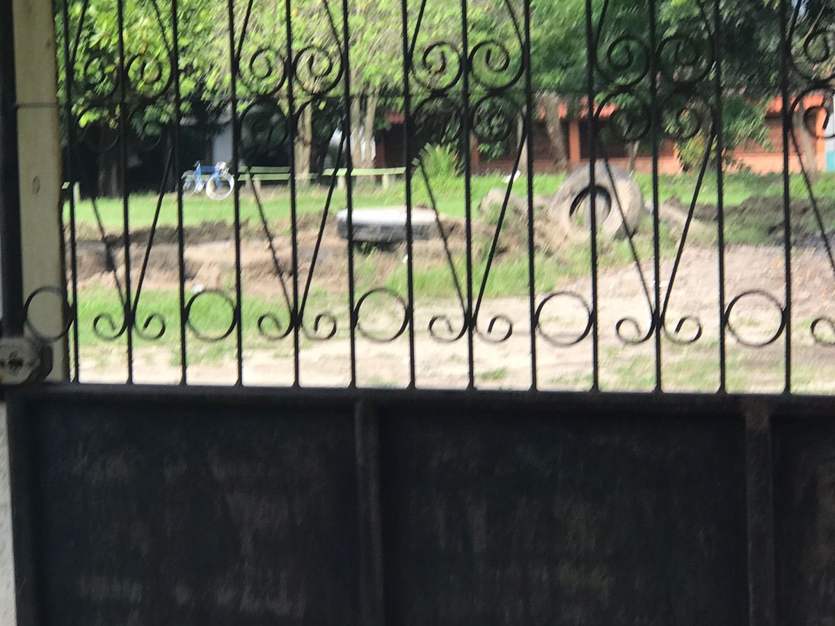 AgresivoSinPaja's tweet photo. Para el bipolar de Roberto Contreras todo cambia cuando hay coima por delante, en campaña prometió cuidar las áreas verdes, las que hoy mismo el con Mario Urquia vendieron en la colonia Fesitrahn. #SinPajas https://t.co/50lMsL7EDr