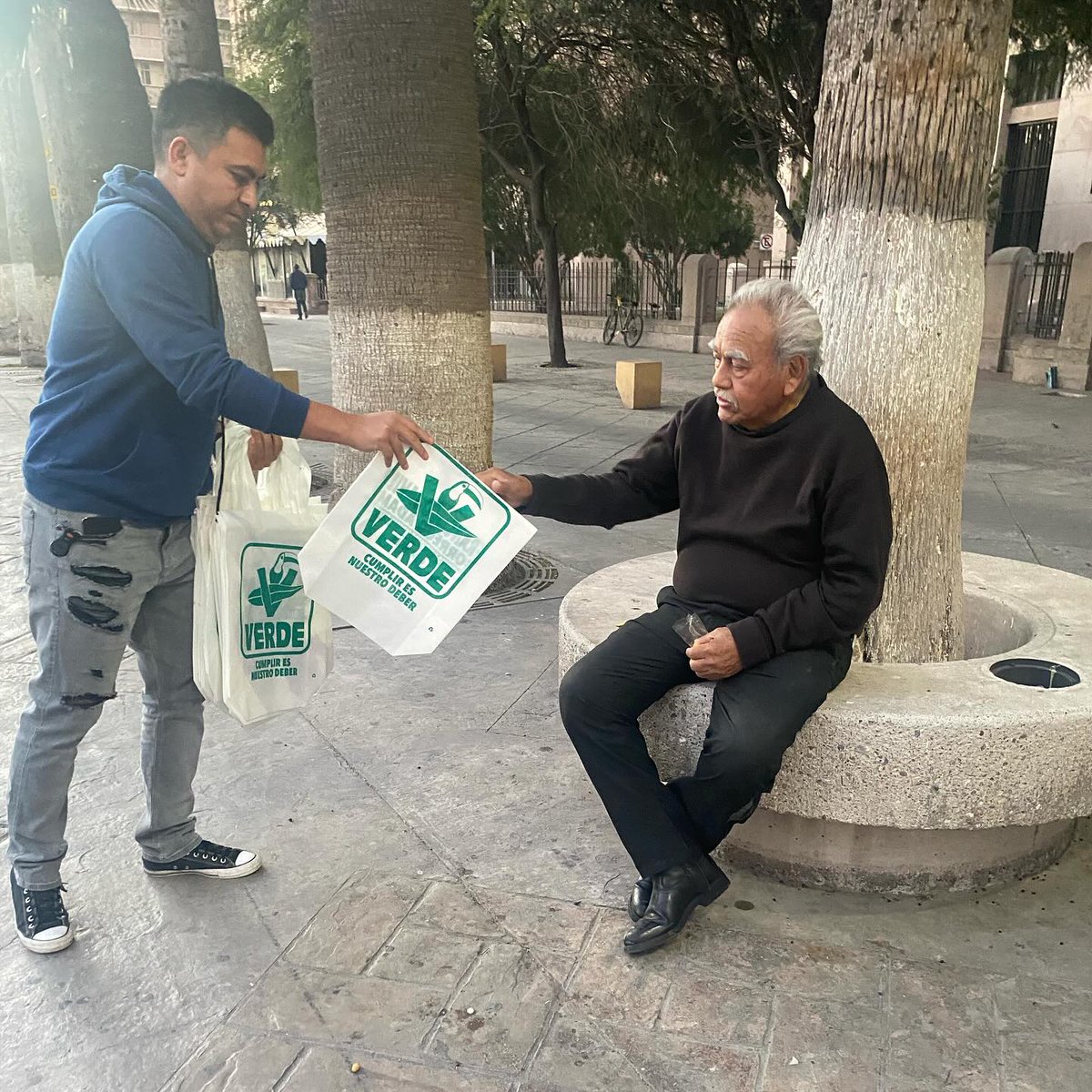 PVE_Torreon's tweet photo. 🌿Entrega de Bolsa Ecológica en Paseo Morelos, haciendo que los ciudadanos de #Torreón sean más #Verde♻️
#PVEM #Torreón #Coahuila #MedioAmbiente https://t.co/48W5tWHlJR