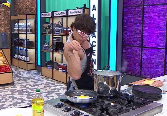 lilametulji's tweet photo. Yo preparando el único plato que me sale bien #ElGranChefFamosos https://t.co/vnksPmdssb