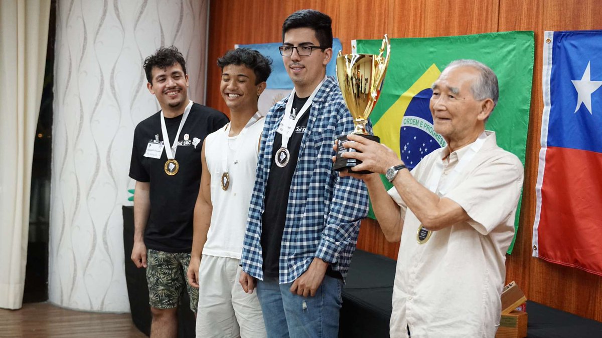 mahjongchile's tweet photo. ¡Finalizó el 3er #SRC en São Paulo  🇧🇷!
luego de dos reñidos e intensos hanchan y horas de tensión tenemos a un nuevo campeón de @SAMAhjong
Felicitamos al nuevo campeón sudamericano Seisho Sugiura y a nuestros representantes @CloudsFanfare63 y @_okoshi que llegaron a la final! https://t.co/eFGRfODkkf
