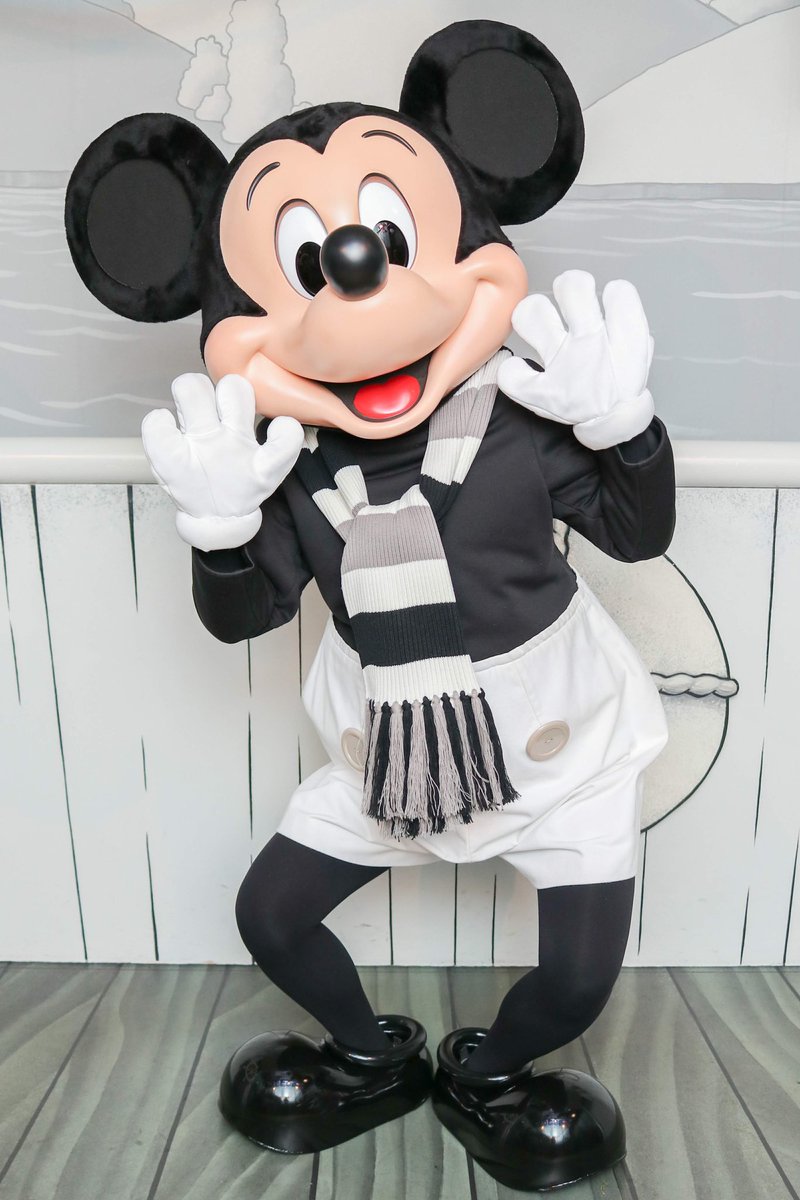 ma_mickey_d_'s tweet photo. なぜか身長の話になって
「ミッキー意外と身長低いよね！(失礼)」
って言ったらミッキーがはぁ⁉️的な感じで怒って私を鏡の前に連行して私とミッキーの身長改めて確認したら私の方が小さくてミッキーが「チビ〜！」って煽ってる写真
最初膝伸ばしてたのにだんだん曲げてこの姿勢になった煽ウィリー https://t.co/92miRMf5sA