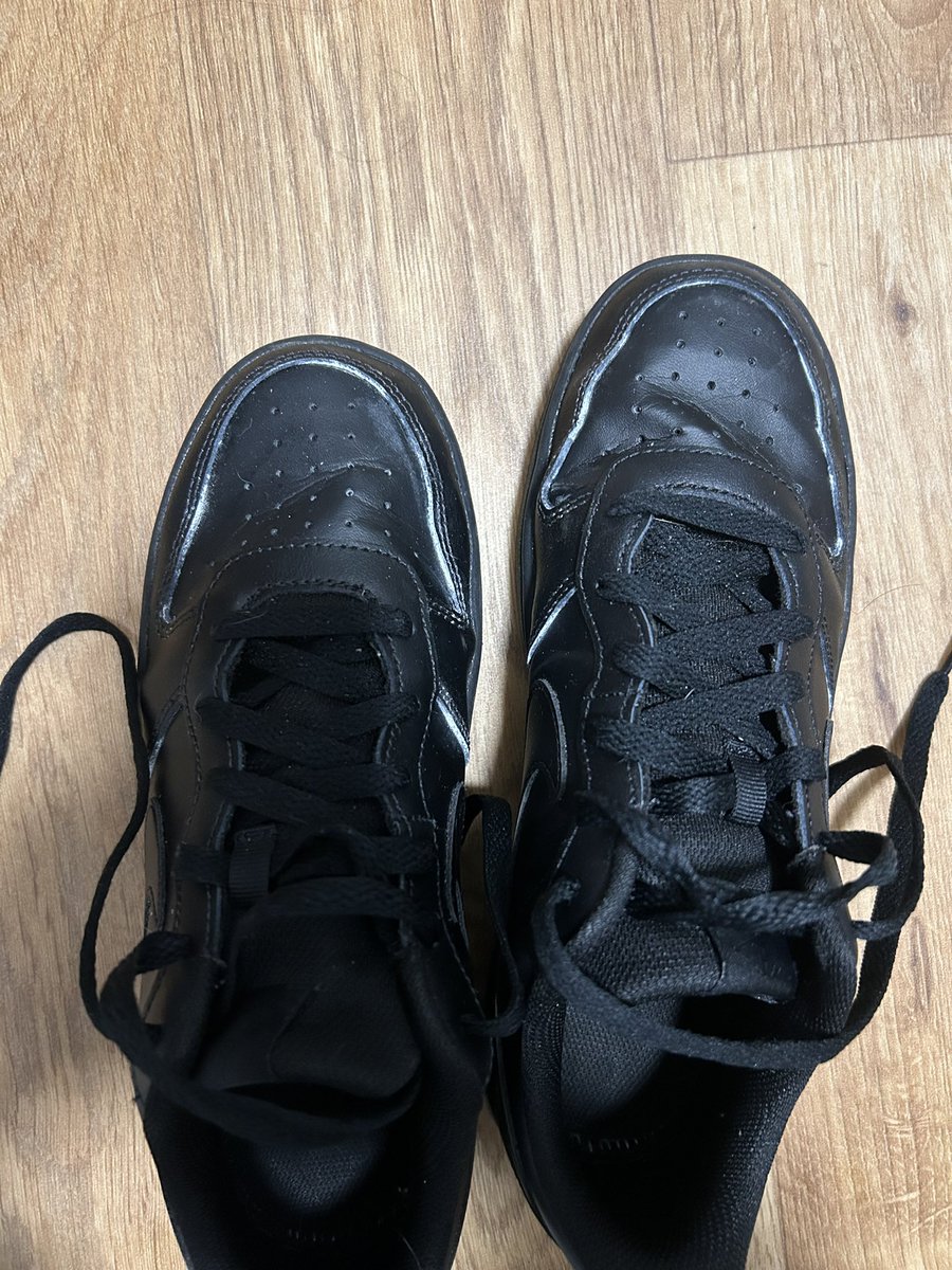 tamo_321's tweet photo. @Nike got these trainers not even a month ago what’s going on with the white?? And it’s impossible to get in contact with you guys! https://t.co/BGwqIzu2In