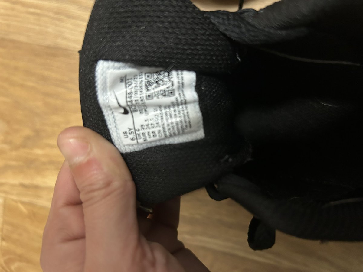 tamo_321's tweet photo. @Nike got these trainers not even a month ago what’s going on with the white?? And it’s impossible to get in contact with you guys! https://t.co/BGwqIzu2In