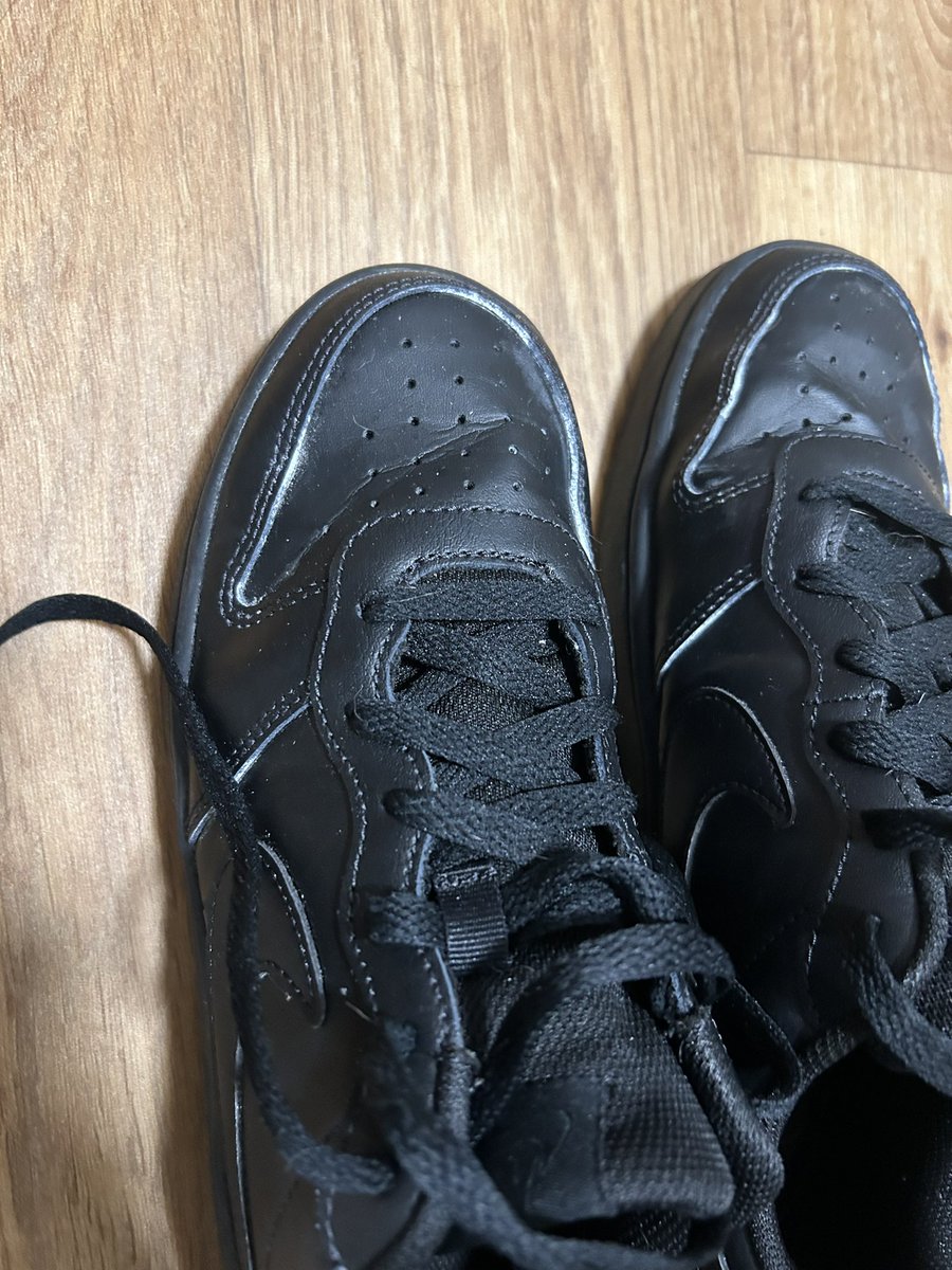 tamo_321's tweet photo. @Nike got these trainers not even a month ago what’s going on with the white?? And it’s impossible to get in contact with you guys! https://t.co/BGwqIzu2In