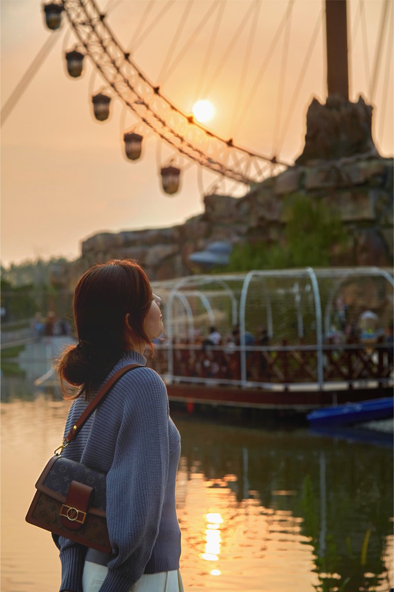 AnhuiTravel's tweet photo. The setting sun dyes Squirrel Town into a warm amber color. On the water's edge, a young woman gently lifts her cheeks, engaged in whispered conversations with the nearby Ferris wheel. (Located in Wuhu City)
#MomentCapturing #AnhuiCharacter #StayUniqueAH #VibrantAnhui #SouthernAnhui
