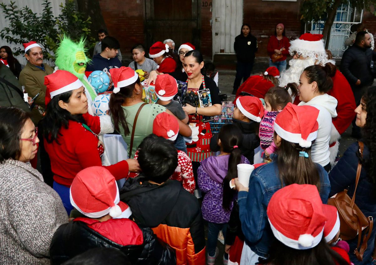 SandraCuevas_'s tweet image. ¡#Preposada 6! Llegamos a la "Parroquia de Nuestra Señora de Guadalupe" en la colonia #SanRafael, disfrutando de esta festividad mexicana que ha traspasado fronteras. #RescatemosElEspírituNavideño #SandraCuevasAlcaldesa