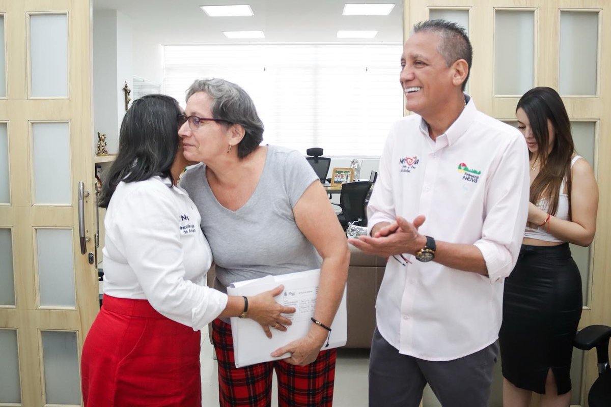 ¡#Neiva tiene un nuevo barrio! hicimos entrega de la resolución de legalización de Altos de Oriente, donde habitan cerca de 90 familias. 

Además, entregamos 13 resoluciones de reconocimiento de edificación a habitantes de los barrios Trinidad y Aeropuerto.