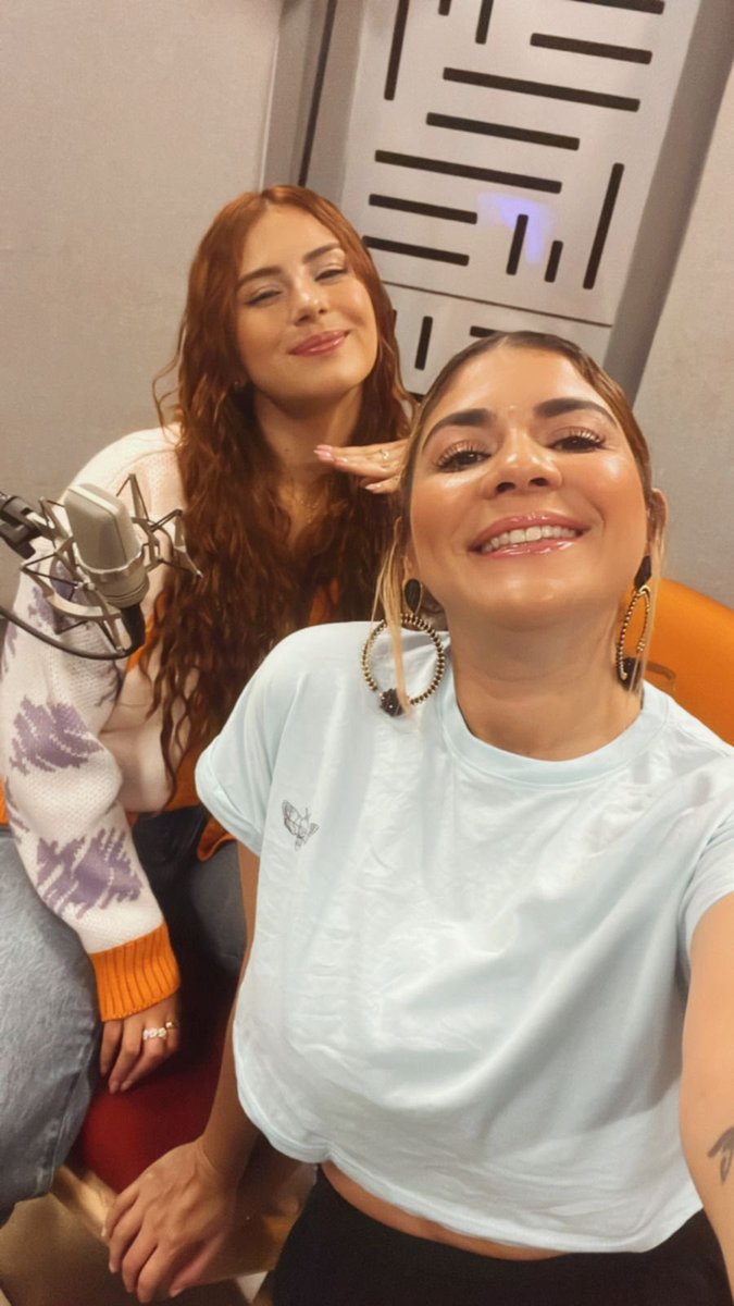 VLD_podcast's tweet photo. Entre estas dos fotos solo hay un cambio: y es que ya pasó un año desde que empezamos con nuestro podcast Venga Le Digo 🩷🩷🩷🩷🩷 https://t.co/4rACrCOYWt