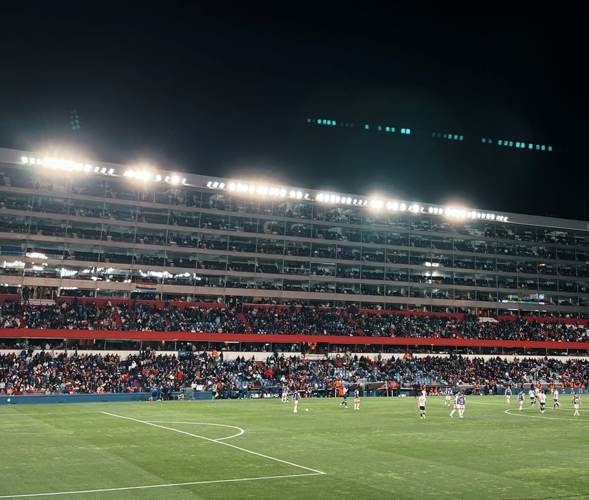 Joaquinlares_'s tweet photo. Anteultima fecha, sin chances de nada, un lunes a las 20:30 y aún así llevamos más gente que los otros 15 equipos del Campeonato Uruguayo juntos. +25.000

No nos comparen, esto es NACIONAL 🇳🇱 https://t.co/WlwtWPM53o
