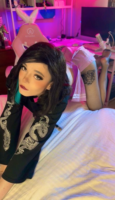 Would you ever want a tgirl goth gamer gf? 🥺👉👈 https://t.co/XeJPSU3yNA