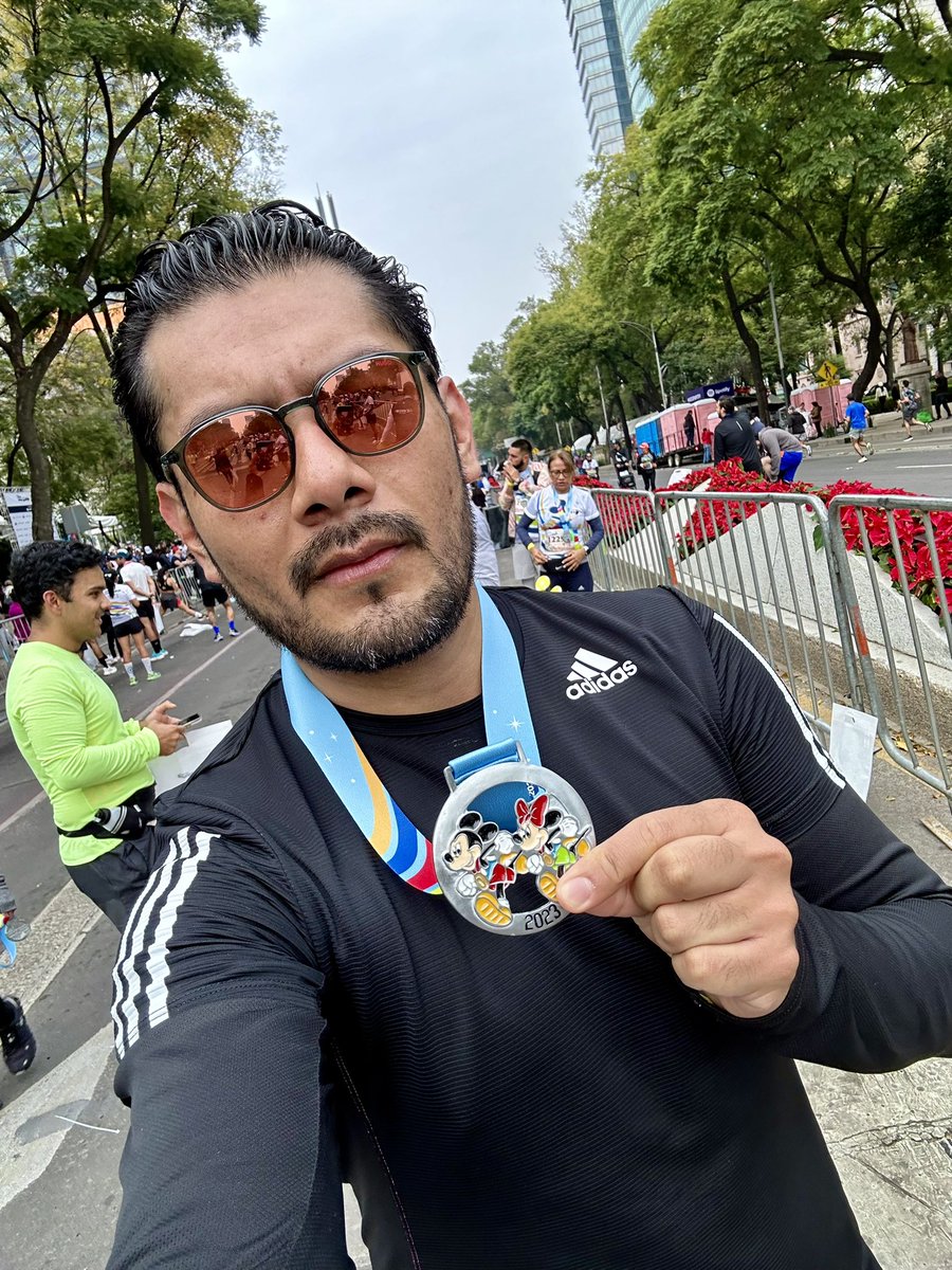 soyuntal_ivan's tweet photo. Carrera 'Disney Magic Run 15K' — 01:16:29 horas. #YoElegíCorrer #DisneyMagicRun #MedalMonday https://t.co/MSaXm0puT4