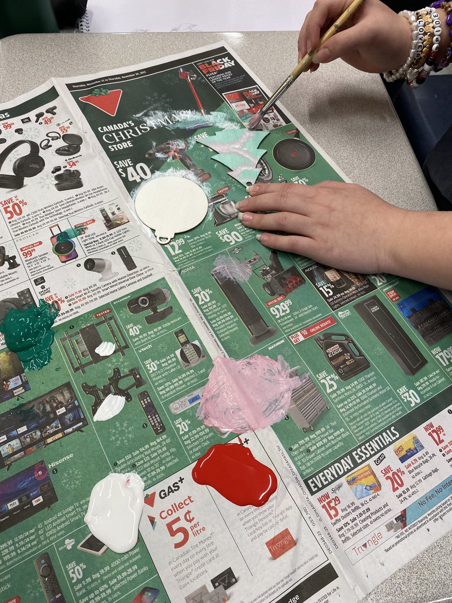 MrsJordan__'s tweet photo. Stay tuned to see our classroom Christmas tree decorated with our ornaments🎄 #ChristmasArt @alcdsb_gvan https://t.co/gKa5Fea9ZO