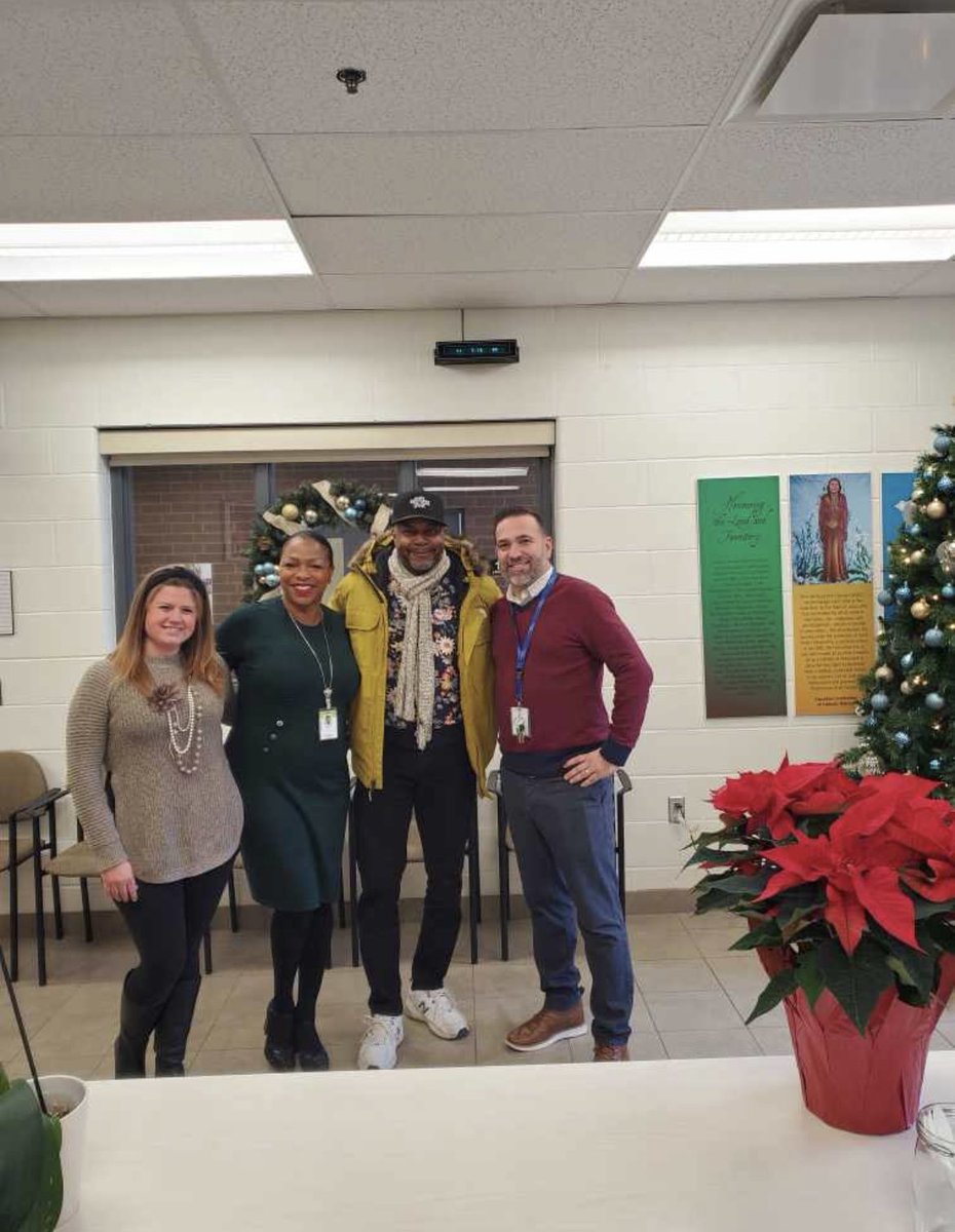 DavisJSW1's tweet image. Blessed to have Canadian spoken word artist Dwayne Morgan @StMaryOakville inspiring our children today, Mr. Morgan continue shining bright.