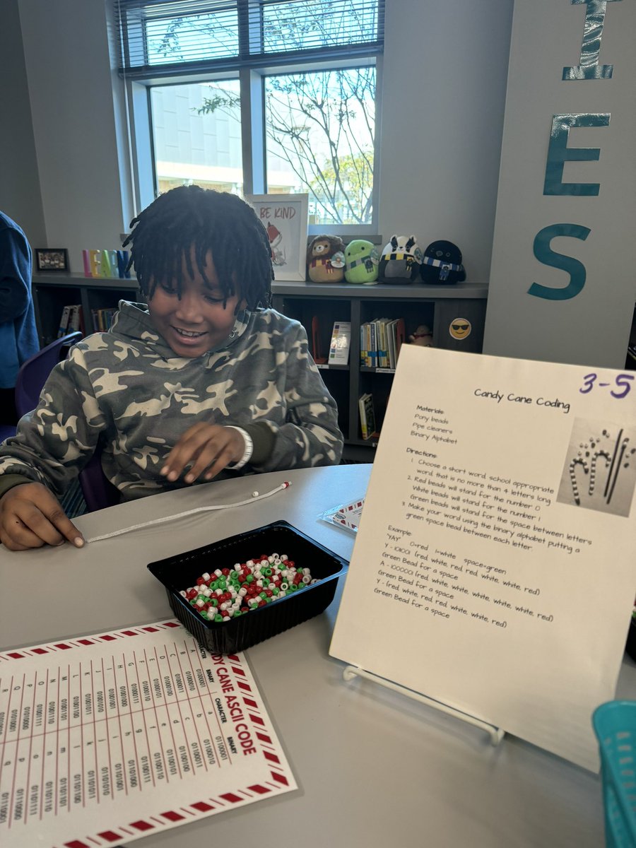 MrsFlores_in3rd's tweet photo. Such a great way to start our QSE week! Thank you, @FoxLibraryKISD for a fun holiday makerspace today! 🎄 We appreciate all you do for our #foxcubs 🦊💜 @FoxKISD @KleinISD #FoxFamily #KleinFamily https://t.co/mdz0SwBXpx