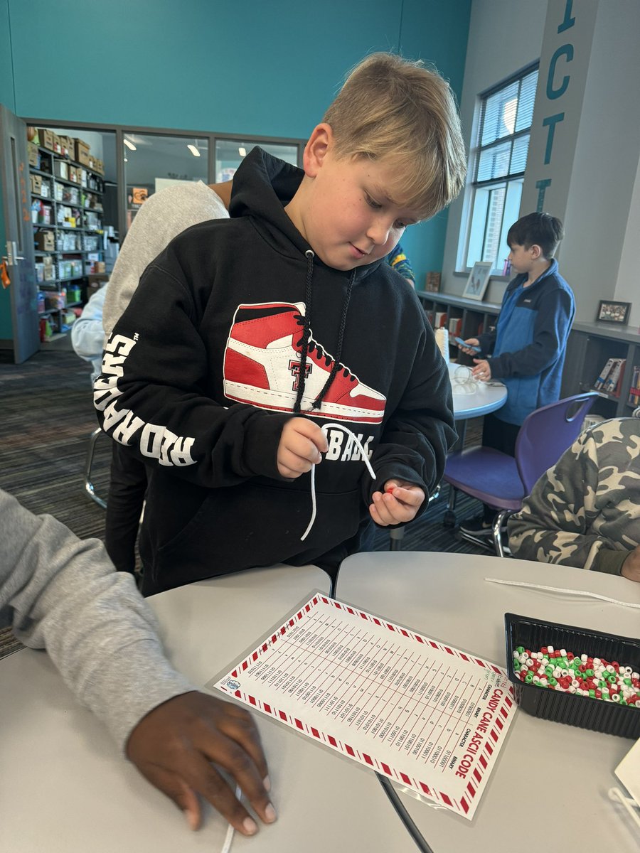 MrsFlores_in3rd's tweet photo. Such a great way to start our QSE week! Thank you, @FoxLibraryKISD for a fun holiday makerspace today! 🎄 We appreciate all you do for our #foxcubs 🦊💜 @FoxKISD @KleinISD #FoxFamily #KleinFamily https://t.co/mdz0SwBXpx