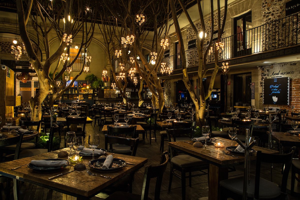 En el corazón del Centro de la CDMX, Azul Histórico cobra vida al caer la noche. Una mágica atmósfera envuelve el lugar, iluminando tus noches. Descubre la exquisitez de la cocina mexicana bajo la luces de Azul Histórico. 🌙🍽️