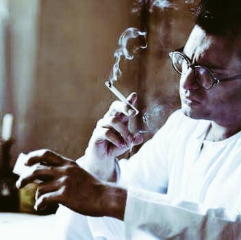 یاد رکھئیے غربت لعنت نہیں ہے جو غربت کو لعنت بتاتے ہیں وہ خود ملعون ہیں ،اس امیر سے وہ غریب لاکھ درجے بہتر ہے جو اپنی کشتی خود کھینچتا ہے۔

سعادت حسن منٹو 📖