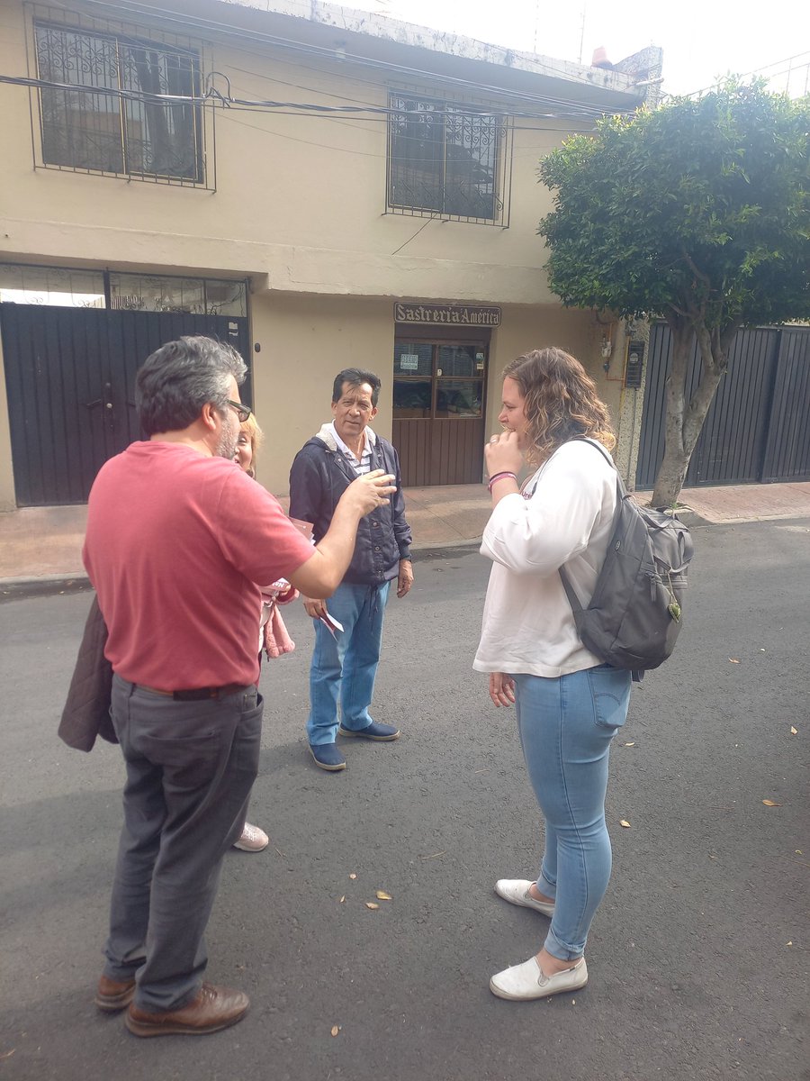 lic_borrego's tweet photo. Hoy junto a @RubaDiosdado acompañamos a @natushuren a un recorrido en la Colonia Héroes de Padierna en Magdalena Contreras. 
Buen recibimiento de los vecinos https://t.co/XVzY9wFSiM