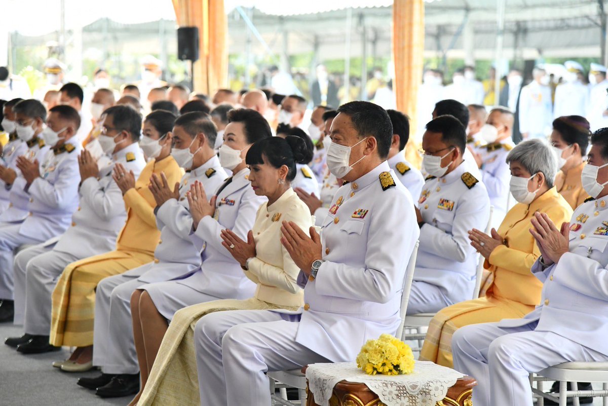 Thavisin's tweet photo. นายกรัฐมนตรีและภริยา เป็นประธานในพิธีพระสงฆ์เจริญพระพุทธมนต์และทำบุญตักบาตรเนื่องในวันคล้ายวันพระบรมราชสมภพพระบาทสมเด็จพระบรมชนกาธิเบศร มหาภูมิพลอดุลยเดชมหาราช บรมนาถบพิตร วันชาติ และวันพ่อแห่งชาติ 5 ธันวาคม 2566 ณ บริเวณพิธีท้องสนามหลวง https://t.co/iZEeY6Ry1d