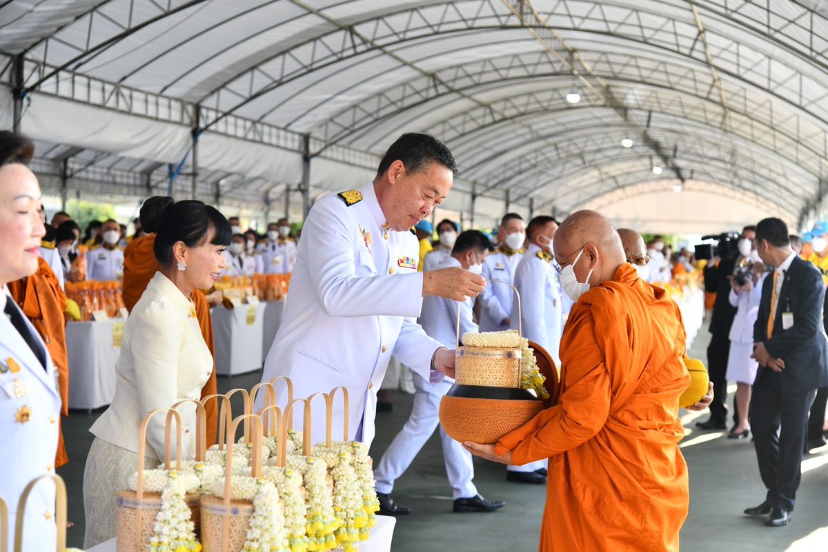 Thavisin's tweet photo. นายกรัฐมนตรีและภริยา เป็นประธานในพิธีพระสงฆ์เจริญพระพุทธมนต์และทำบุญตักบาตรเนื่องในวันคล้ายวันพระบรมราชสมภพพระบาทสมเด็จพระบรมชนกาธิเบศร มหาภูมิพลอดุลยเดชมหาราช บรมนาถบพิตร วันชาติ และวันพ่อแห่งชาติ 5 ธันวาคม 2566 ณ บริเวณพิธีท้องสนามหลวง https://t.co/iZEeY6Ry1d