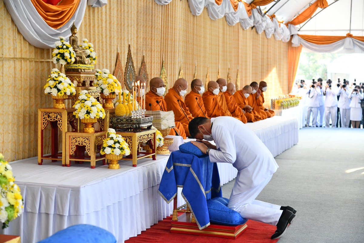 Thavisin's tweet photo. นายกรัฐมนตรีและภริยา เป็นประธานในพิธีพระสงฆ์เจริญพระพุทธมนต์และทำบุญตักบาตรเนื่องในวันคล้ายวันพระบรมราชสมภพพระบาทสมเด็จพระบรมชนกาธิเบศร มหาภูมิพลอดุลยเดชมหาราช บรมนาถบพิตร วันชาติ และวันพ่อแห่งชาติ 5 ธันวาคม 2566 ณ บริเวณพิธีท้องสนามหลวง https://t.co/iZEeY6Ry1d