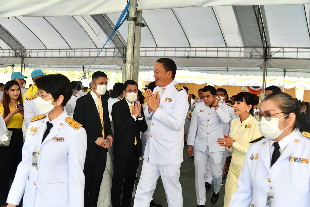 Thavisin's tweet photo. นายกรัฐมนตรีและภริยา เป็นประธานในพิธีพระสงฆ์เจริญพระพุทธมนต์และทำบุญตักบาตรเนื่องในวันคล้ายวันพระบรมราชสมภพพระบาทสมเด็จพระบรมชนกาธิเบศร มหาภูมิพลอดุลยเดชมหาราช บรมนาถบพิตร วันชาติ และวันพ่อแห่งชาติ 5 ธันวาคม 2566 ณ บริเวณพิธีท้องสนามหลวง https://t.co/iZEeY6Ry1d