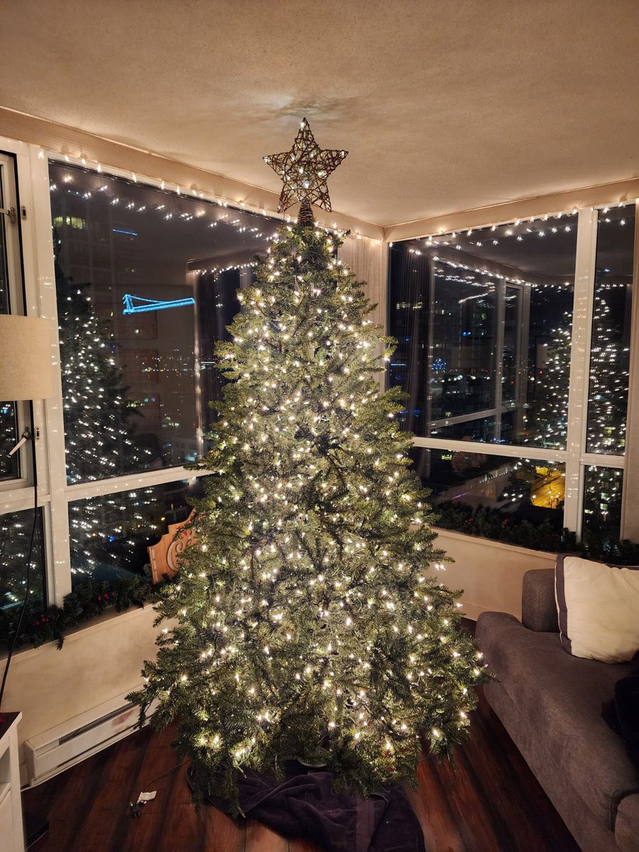 Apparently <a href="/TheTimMcGraw/">Tim McGraw</a> and our Music Director, jaXon Hawks are competing for brightest tree of the year 🎄 -AJ