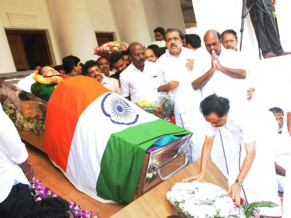 "காலாழ் களரில் நரியடும் கண்ணஞ்சா வேலாள் முகத்த களிறு"

என்று அம்மாவின் மரணத்தில் தொடர்புடைவர்கள் இவர்கள்தான் என்று சசிகலாவையும் ,ஒ.பன்னீர்செல்வத்தையும் தெளிவாக குறிப்பிட்டிறுக்கும் நீதியரசர் ஆறுமுகசாமி ஆணைய அறிக்கையின் மீது இதுவரை தாங்கள் எடுத்துள்ள நடவடிக்கை என்ன முதல்வர்