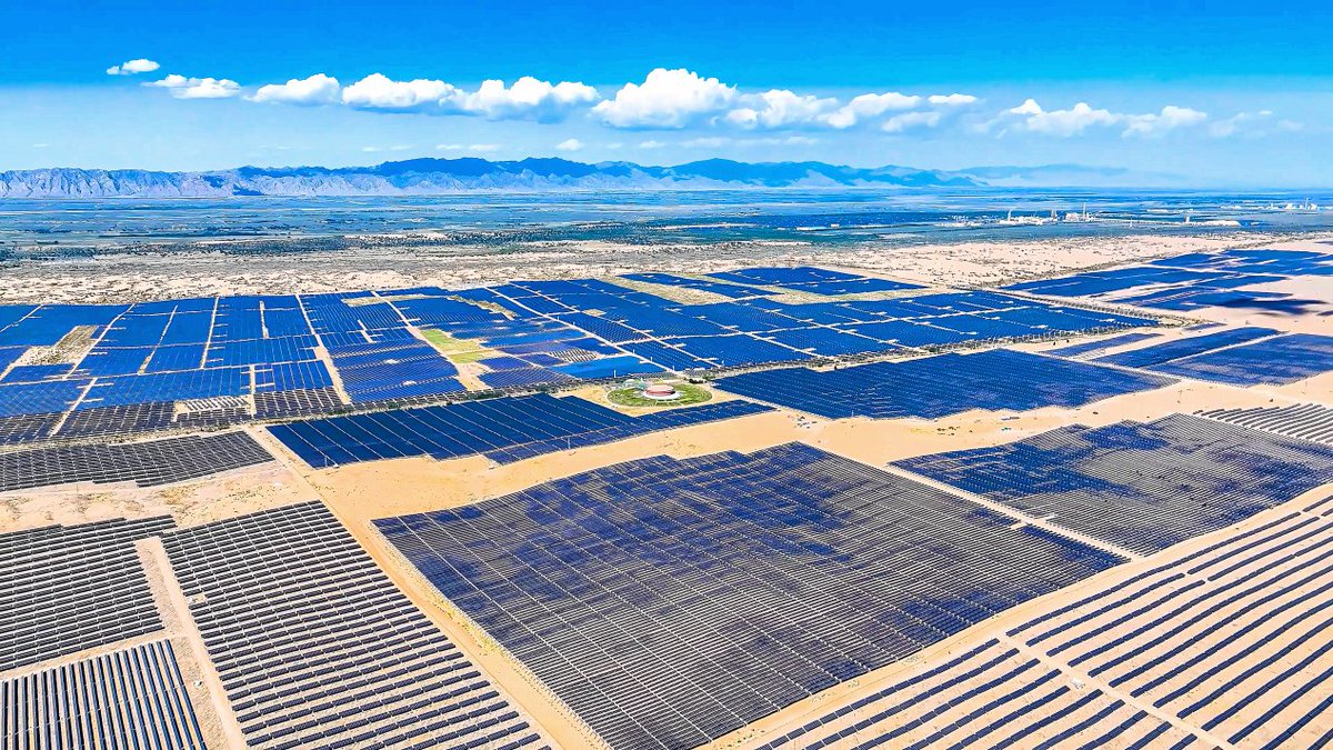 ChinaBizHub's tweet photo. China's largest single-unit ecological desert control #PV project has been connected to the grid in Kubuqi Desert. With a capacity of 2 million kW, this project can generate 4.1 billion kWh of #clean #electricity annually, saving 1.23 million tonnes of standard coal. https://t.co/KYPkojqJmz