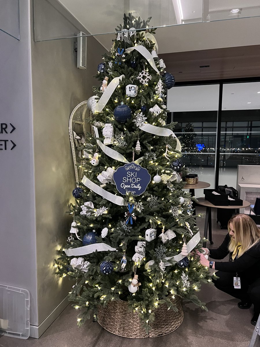 Holidays are making their way into the Denver United Club on A. @weareunited @jacquikey @KevinMortimer29 @mileageplusmike #holidaycheer @flymilehighden