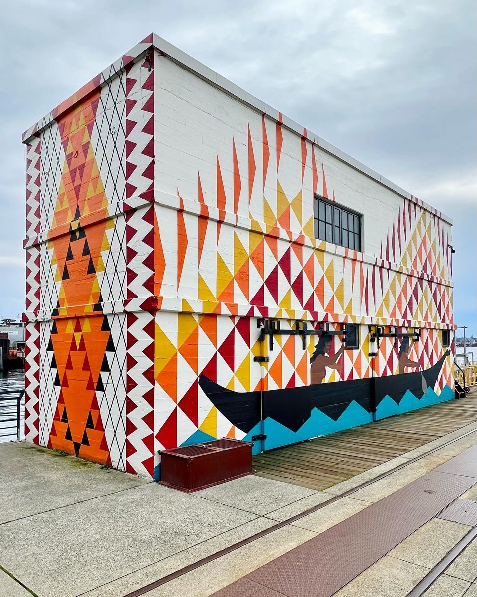 Blanketing The City Mural 🧡❤️💛 🎨 by ⁠Chief Janice George Angela George⁠, Debra Sparrow⁠ &amp; Buddy Joseph.⁠ Did you know this is a depiction of the story of the Great Vancouver Fire?
⁠
Commissioned by @cityofnorthvan
📷 <a href="/rittees/">Rick</a>⁠
#NorthVancouver