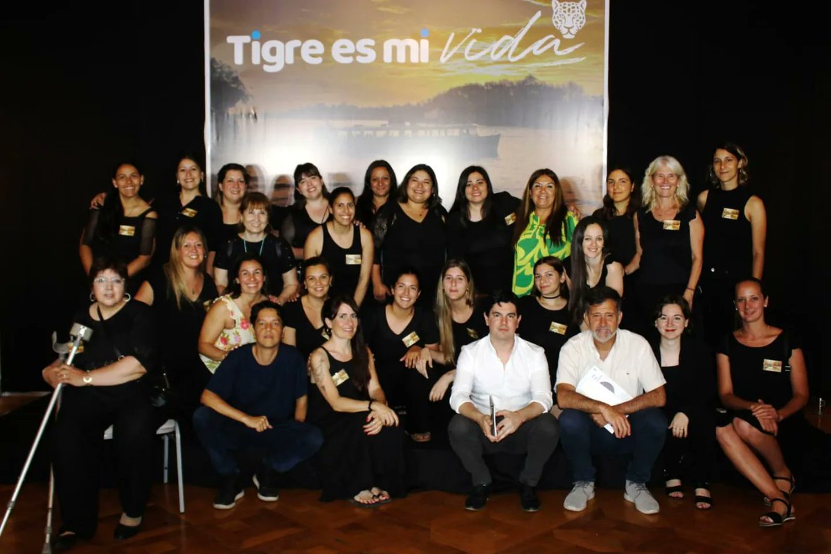 vazquezmontoto's tweet photo. El sábado se llevó a cabo el Festival Literario "Letras al Río" en el @MuseoArteTigre con escritores locales y participantes de los talleres literarios de Educación Tigre.
Además de compartir experiencias, me encontré con mi amiga Lorena.
Felicitaciones @Julialetras y equipo! https://t.co/4GhjsBulny