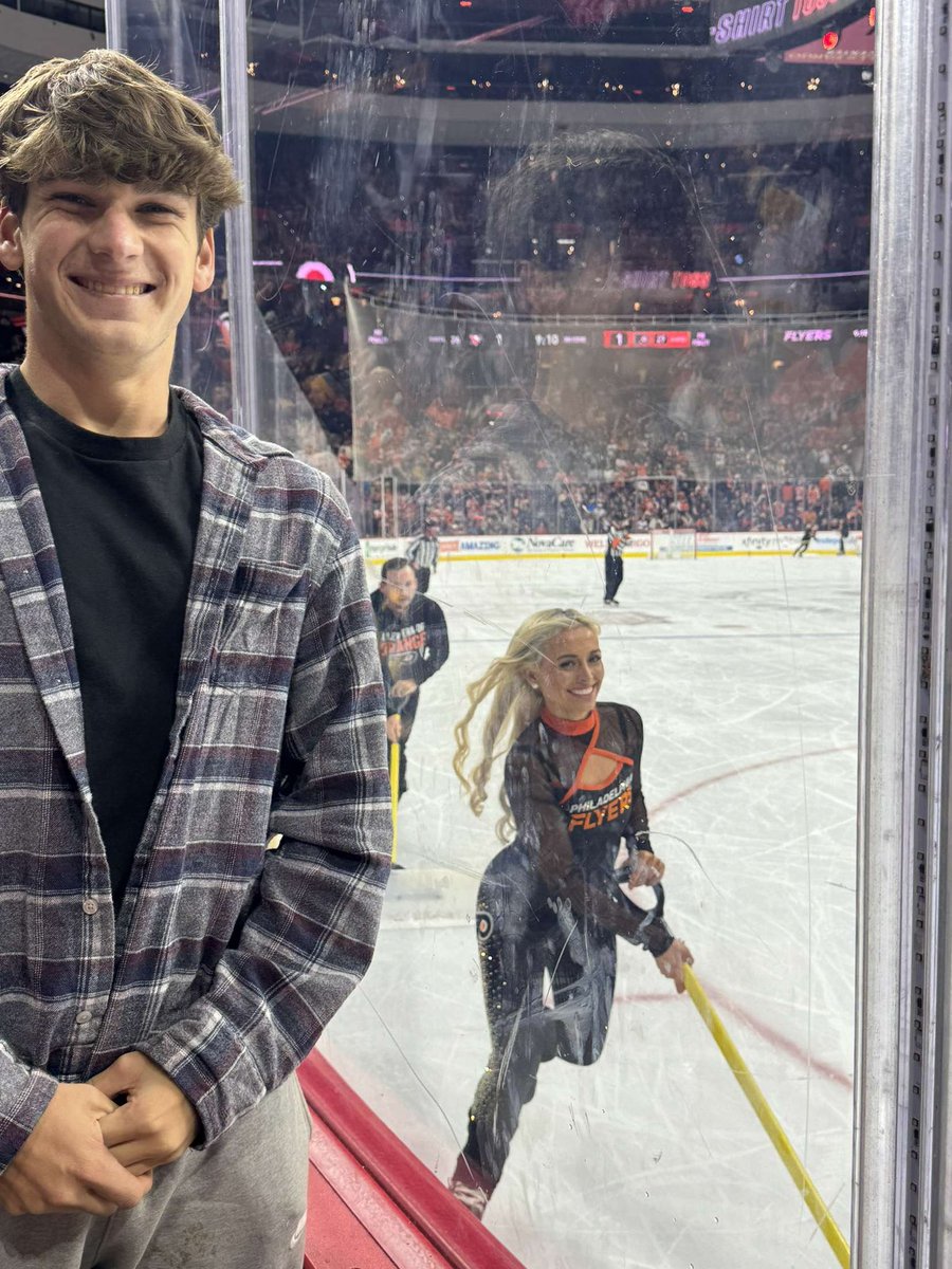 Danny75866454's tweet photo. Help my boy Nate out, this cheerleader was so into him and we gotta find a way to get them to link!! Retweets and replies are very appreciated @DrEvilGritty @TheLibertyYell @fakehockeyteam @FlyersNation @GrittyNHL @FlyersCharities @KingDaboll @charlieo_conn #Flyers #LetsGoFlyers https://t.co/QqKe0ULexg