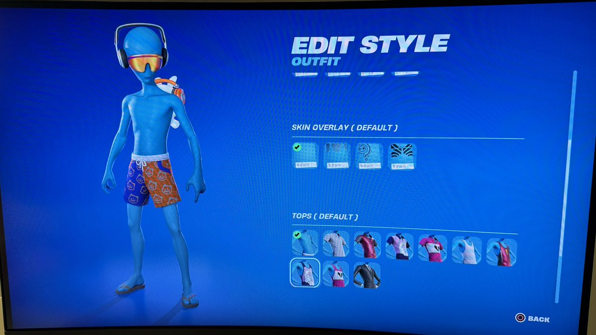 DanniParr's tweet photo. @FortniteStatus in my locker it doesn’t allow me to change the skin’s pants, see screenshot (PS5), it doesn’t scroll down any further. Restart did not fix the issue. Thank you✌🏼 https://t.co/gPmJ8PjDW3