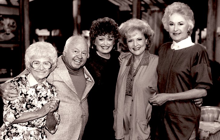 The girls posing with guest star Mickey Rooney in 1988! #thegoldengirls #goldengirls #beaarthur #ruemcclanahan #bettywhite #estellegetty #mickeyrooney