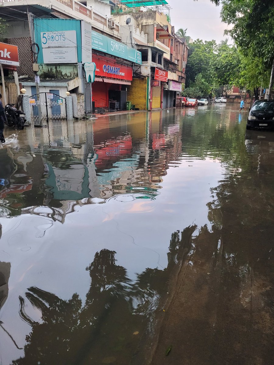 deepakIntc's tweet image. Conron Smith Road, Gopalapuram, no power since yesterday morning. #ChennaiRain #ChennaiCorporation #ChennaiFlood .