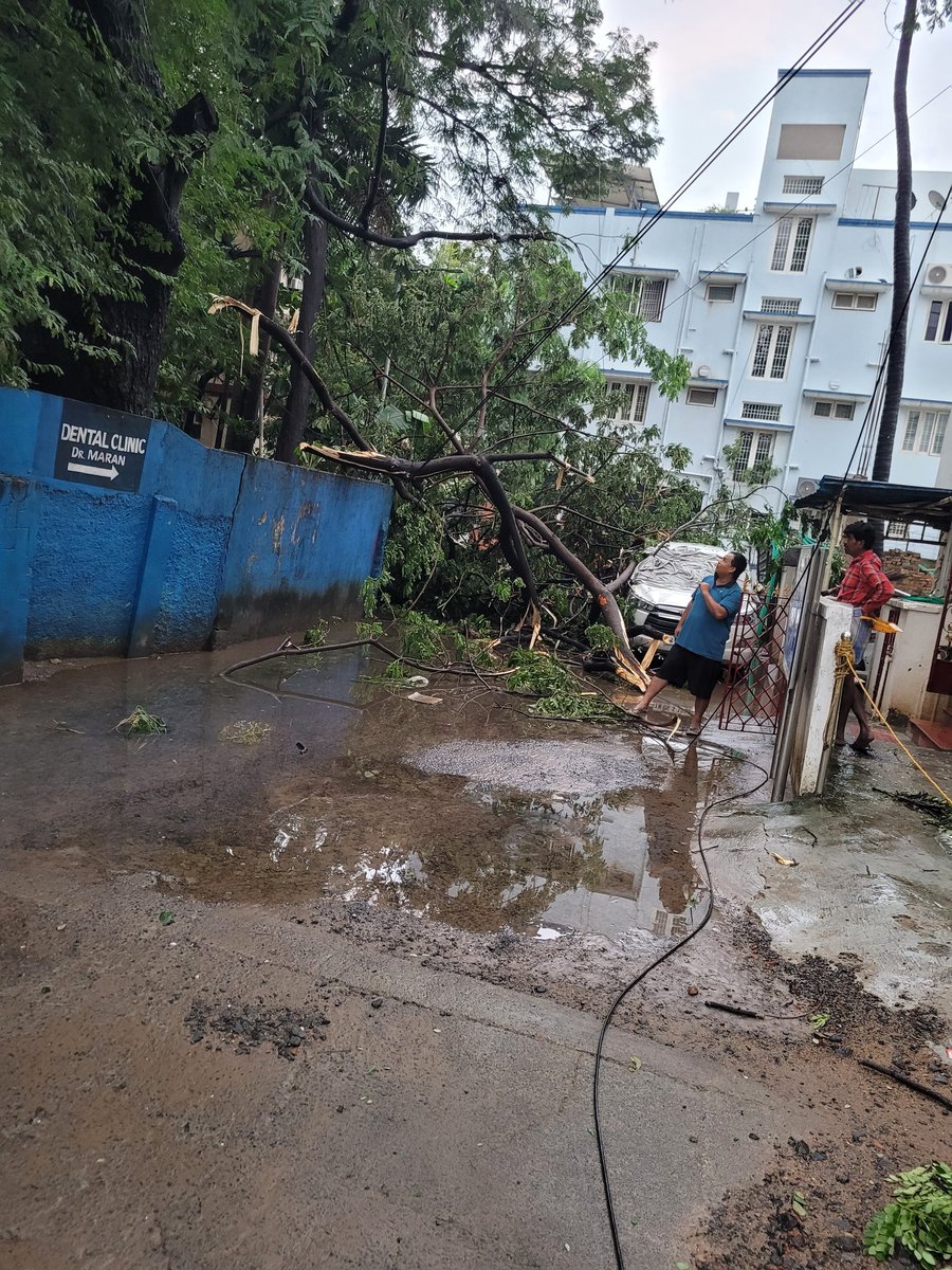 deepakIntc's tweet image. Conron Smith Road, Gopalapuram, no power since yesterday morning. #ChennaiRain #ChennaiCorporation #ChennaiFlood .