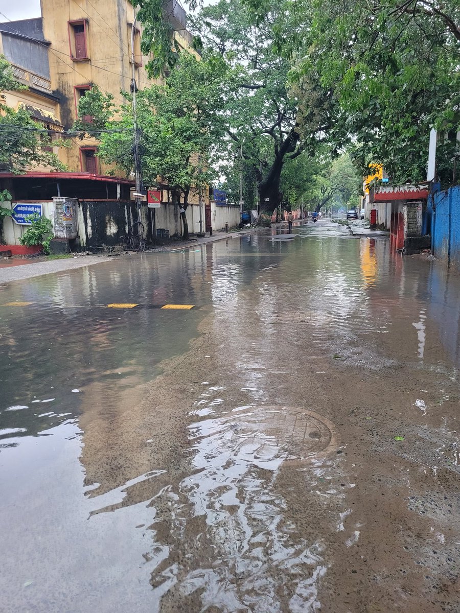 deepakIntc's tweet image. Conron Smith Road, Gopalapuram, no power since yesterday morning. #ChennaiRain #ChennaiCorporation #ChennaiFlood .