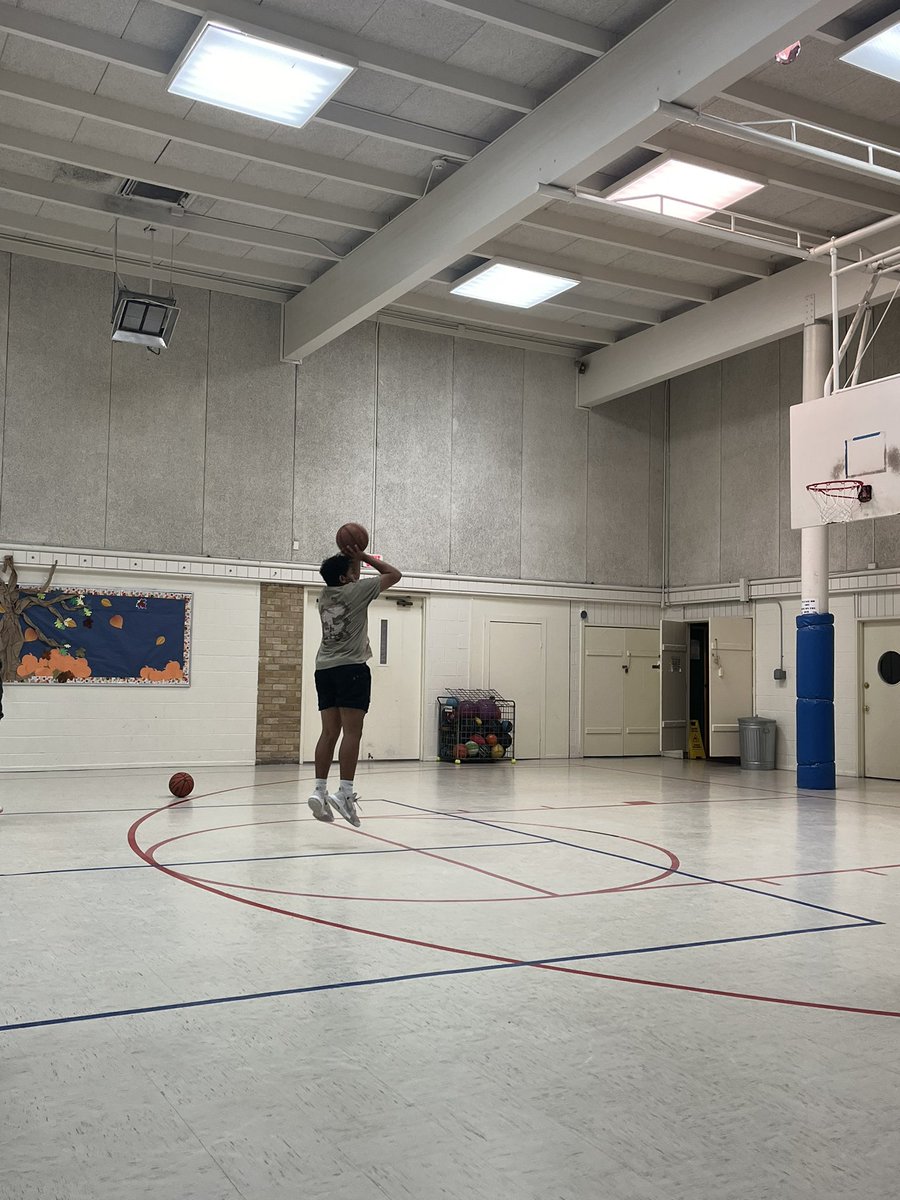 Tony76335047's tweet photo. 2hrs of shooting after practice. @JARosas_33 @MelissaGuel33 https://t.co/HGG26otMVi