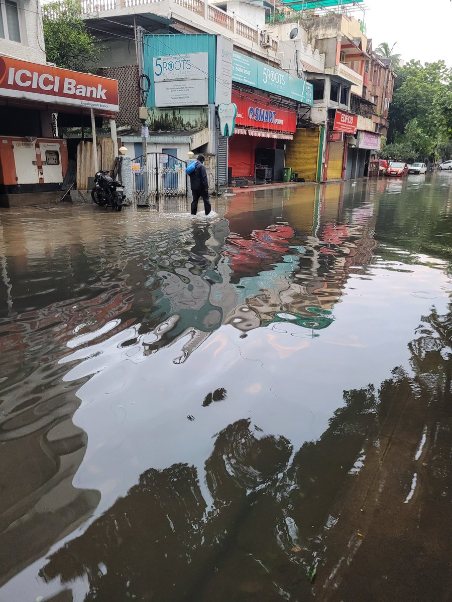 deepakIntc's tweet image. Conron Smith Road, Gopalapuram, no power since yesterday morning. #ChennaiRain #ChennaiCorporation #ChennaiFlood .