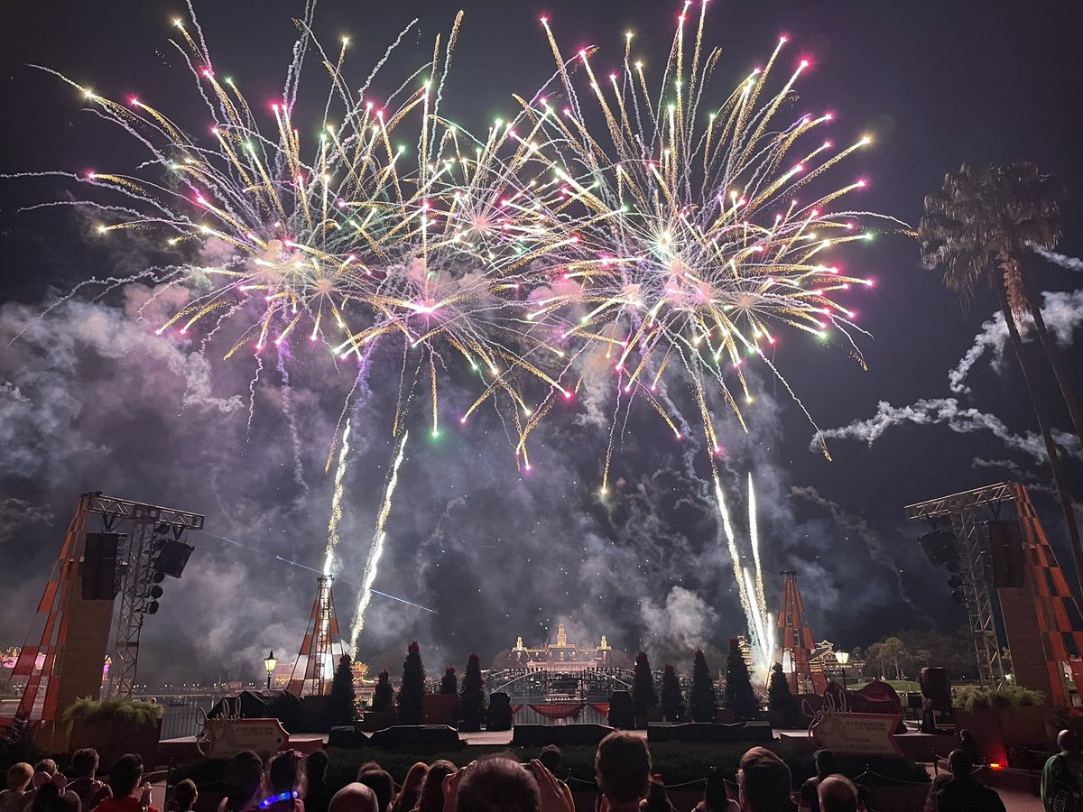 MagicbandManiac's tweet photo. EPCOT Forever will always have a special place in my heart. Can’t wait to see Luminous tomorrow https://t.co/emiFN1faae