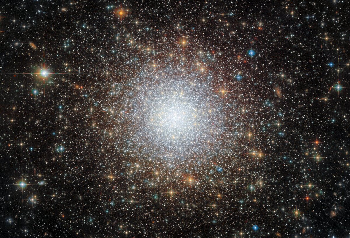 Day 324 - Globular Cluster NGC 2210 📷Hubble #Space #Astronomy #Hubble