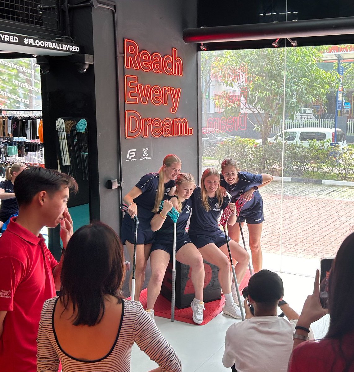 Hienoa pr:ää suomalaispelaajilta paikallisella salibandykaupalla💪 Ja erittäin hienoa nähdä kuinka hyvällä asenteella pelaajat suhtautuvat, vaikka osa omasta vapaapäivästä palaa tähän keikkaan. Ammattimaista toimintaa. Arvostan💪 <a href="/KauppiTwins/">KauppiTwins</a>