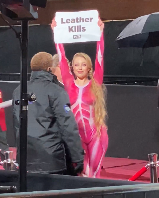 This badass PETA supporter crashed the #FashionAwards in #London today, revealing flesh, tendons, and muscle painted on her nude body and urging attendees to turn their backs on leather!