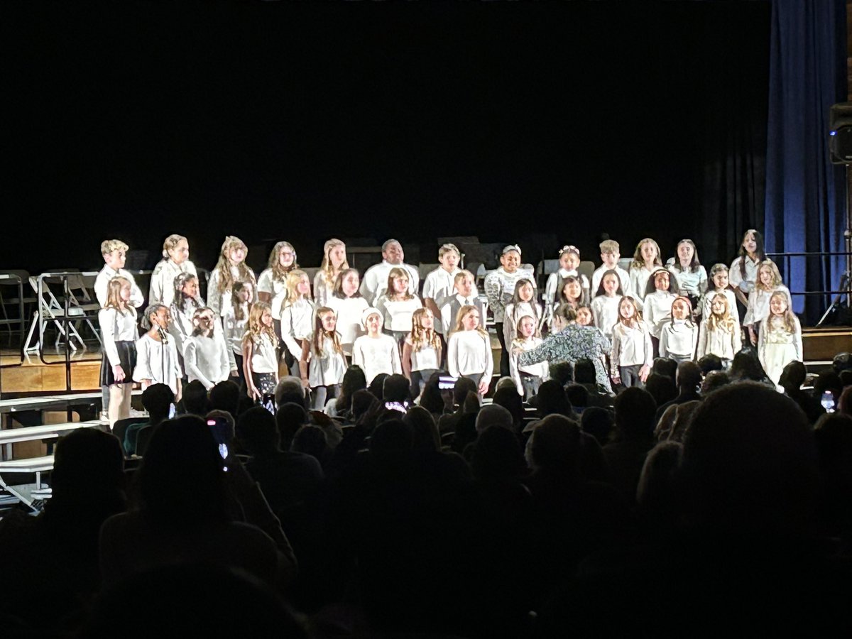 CenterGroveES's tweet image. What a great day and night celebrating the musical talents and hard work of our students and teachers. It was a truly fabulous Winter concert ❄️☃️