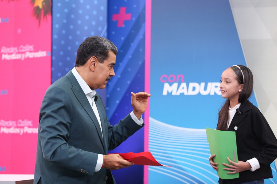 NicolasMaduro's tweet photo. En mis manos tengo el proyecto de los “Niños, Niñas y Jóvenes Comunicadores”, que me entregó María Alessandra y su señora madre, Dolores Borrero. Nuestra muchachada debe tener una actividad positiva y con valores dentro de las redes sociales. ¡Un proyecto piloto que está aprobado!